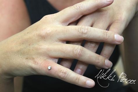 Microdermal Piercing on finger Piercer: NikkiNeedle (Nicolle Himowicz) Finger Dermal, Finger Piercing, White Henna Tattoo, Microdermal Piercing, White Henna, Dermal Piercing, Navel Piercing, Piercing Ring, Cute Piercings