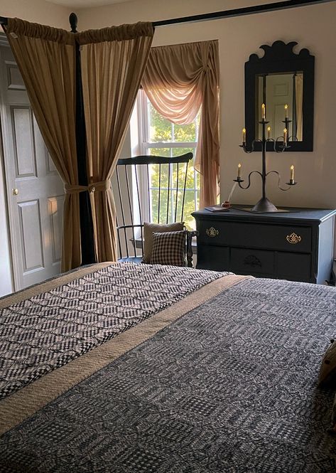 Colonial House Curtains, Early American Bedroom, Modern Colonial Bedroom, Colonial Bedroom Ideas, American Bedroom Design, Shire House, American Colonial Interior, Old English Bedroom, Primitive Bedroom Ideas