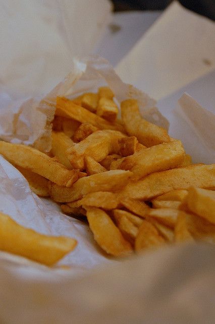 English Chips - the best thing ever.. Chip Shop Aesthetic, English Chips, British Chips, Cheesy Chips, Derry Girls, Harry Potter Food, Book Aesthetics, British Food, England And Scotland