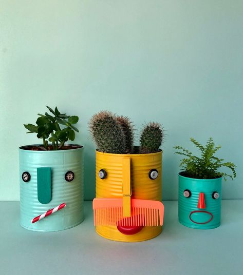 plant-pots-supermakeit Recycled Garden Planters, Houseplant Decor, Recycled Planters, Old Tins, Rubber Band Crafts, Aluminum Can Crafts, Plant Pot Diy, Recycled Garden, Face Planters