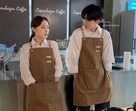 Ulzzang Barista, Cafe Barista Outfit, Barista Uniform, Korean Coffee Shop, Barista Outfits, Cafe Uniform, Brown Apron, Cafe Barista, Cafe Apron