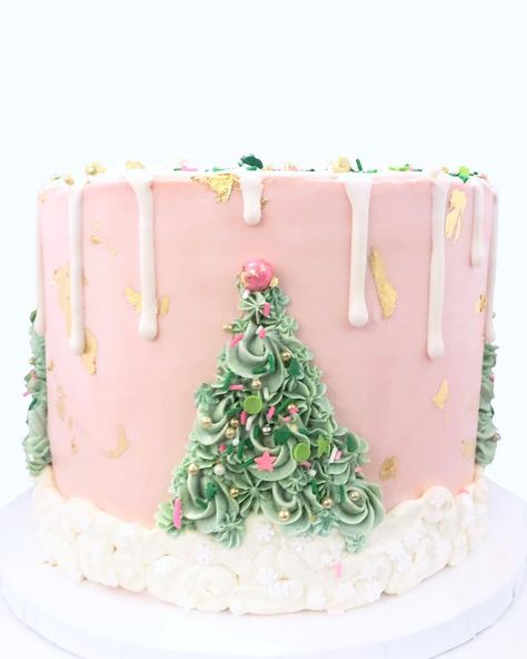 Christmas Cake Birthday, Pink And Green Christmas, Christmas Birthday Cake, Christmas Themed Cake, Christmas Colours, Christmas Cake Designs, Red And Green Christmas, Xmas Cake, Christmas Tree Cake