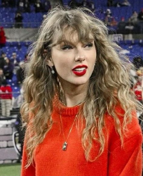 Taylor Swift Curly Hair, Chiefs Game, Estilo Taylor Swift, Taylor Swift Hair, Red Taylor, Long Live Taylor Swift, Live Taylor, Taylor Swift 13, Taylor Swift Pictures