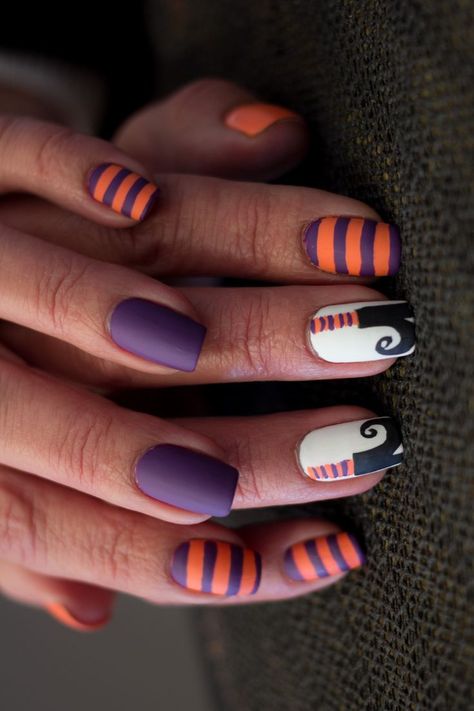 Creative Halloween nail art ideas Nail Art Ideas Black, Halloween Nail Art Ideas, Black Halloween Nails, Witch Nails, Cute Halloween Nails, Classy Nail Designs, Purple Halloween, Nail Art Wedding, Halloween Vibes