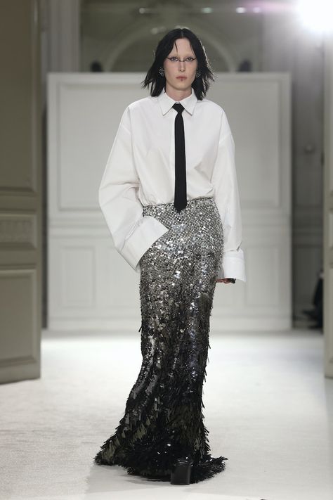 Valentino Black Tie 2023, Valentino Black Tie, Valentino 2023 Fall Winter, Black Tie Outfit Women, Black Sequin Outfit, Valentino Fall 2023, Resort 2024, Elegant Outfit Classy, Winter 23