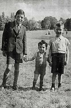 4 year old Louis Brilleslijper was murdered in Sobibor with his 2 older brothers Joseph (12) Jacob (7) on July 2, 1943. Warsaw Pact, Gas Masks, Old Hickory, Rare Images, Historical Photos, Sd Card, Division, Soldier, Concept Art