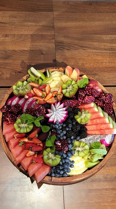 Thanksgiving Fruit, Mint Water, Charcuterie Inspiration, Pomegranate Fruit, Edible Arrangements, Charcuterie And Cheese Board, Charcuterie Recipes, Fruit Salad Recipes, Kiwi Fruit