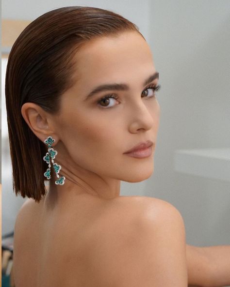 Short Slicked Back Hair, Sleek Back Hair, Sleek Short Hair, Wet Look Hair, Styling Mousse, Makeup Hacks Beauty Secrets, Zoey Deutch, Slick Back, Slicked Back Hair