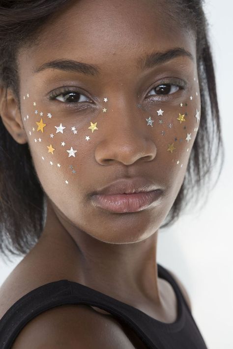 Pin for Later: 93 Runway-Approved Beauty Ideas to Sport This Spring A Detacher Spring 2015 Unique Halloween Makeup, Maquillage Halloween Simple, Halloween Make-up Looks, Festival Makeup Glitter, Halloween Makeup Pretty, Artist Makeup, Eye Cream For Dark Circles, Pretty Halloween, Halloween Makeup Scary