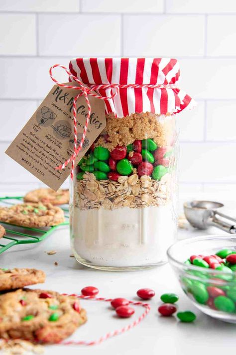 Cookie Mix In A Jar Recipe, Mason Jar Cookie Recipes, Easy Food Gifts, Cookie Mix Jar, Cookie Jar Gifts, Mason Jar Cookies Mix, Jar Cookies, Easy Homemade Christmas Gifts, Edible Christmas Gifts