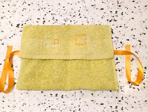 DIY Travel Kit Out Of A Washcloth - Roll Up Travel Kit In 5 Minutes ⋆ Hello Sewing Roll Up Sewing Kit Pattern, Diy Travel Organizer, Diy Travel Kits, Hello Sewing, Sewing Kit Pattern, Travel Sewing, Travel Crafts, Travel Wrap, Diy Travel