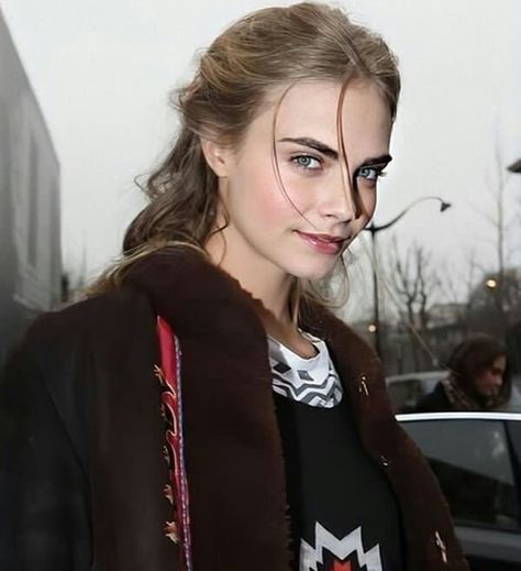 cara delevingne on Instagram: “________________ @caradelevingne  ________________  #caradelevingne #caradelevingne #ad #caramel #caradelevingneedits #caradelevingnestyle…” Nature Fashion Photography, Model Vogue, Cara Delevingne Style, Soft Grunge Hair, Nature Fashion, Cara Delevingne, Grunge Hair, Girl Crushes, 인물 사진