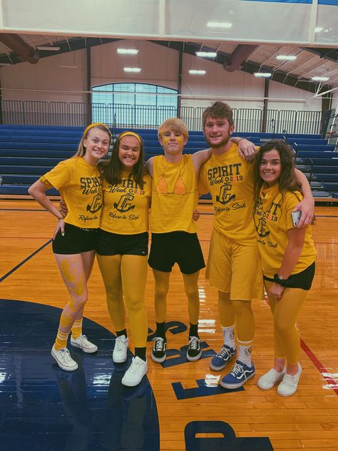 spirit week, yellow day, high school, class clash, best friends, squad, yellow, school spirirt, Vsco.co/kenziefreedman Yellow Spirit Day, Hoco Themes, Friends Squad, Golden Outfit, Spirit Day, Yellow Theme, Football Themes, Gold Theme, Sports Day