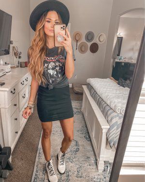 T Shirt And Skirt Outfit Concert, Rock Outfits For Women Concert Summer, Vegas Outfit Ideas Midsize, Punk Concert Outfit Summer, Download Festival Outfit, Black Denim Skirt Outfit Summer, Vegas Concert Outfit Ideas, Rock Concert Outfit Ideas Summer, Short Black Mini Dress