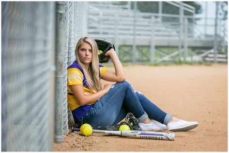 Senior Picture Ideas Softball, Team Photo Poses, Softball Pictures Poses, Softball Photography, Softball Photos, Softball Senior Pictures, Senior Softball, Senior Photoshoot Poses, Summer Senior Pictures