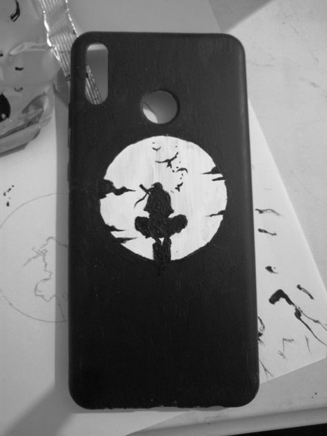 Sketches For Phone Cases, Naruto Mobile Cover, Charger Art Ideas, Naruto Phone Cover, Itachi Painting, Warped Reality, Charger Art, Charger Ideas, Sasuke Itachi