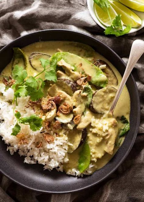 Thai Green Curry served over rice in a black bowl with lime wedges on the side, ready to be eaten Green Chicken Curry, Thai Menu, Green Curry Recipes, Green Curry Chicken, Braised Chicken Breast, Homemade Curry, Thai Foods, Green Chicken, Thai Green Curry