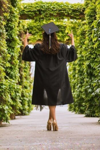 High School Graduation Pictures, Graduation Outfit Ideas, Photoshoot Tips, Nursing Graduation Pictures, Cap And Gown Pictures, Masters Graduation, College Graduation Photoshoot, College Graduation Pictures Poses, College Graduation Photos