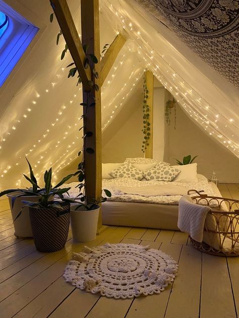 Attic Bedroom Ideas Angled Ceilings, Slanted Ceiling Bedroom, Loft Room Ideas, Room Attic, Small Attic Room, Cozy Bedroom Aesthetic, Attic Room Ideas, Attic Bedroom Ideas, Cozy Attic