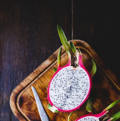 It’s packed with tons of good-for-you nutrients like magnesium and vitamin C. Buah Naga, Dragon Fruit Smoothie, Healthy Fruit Smoothies, Thanh Long, Fruits Photos, Fruit Photography, Food Inspo, Exotic Fruit, Tropical Fruits