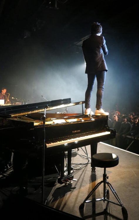 Jamie Cullum Performance Aesthetic, Stage Photography, Jamie Cullum, Stylish People, Piano Art, Jazz Standard, Kings Of Leon, Concert Aesthetic, Phil Collins