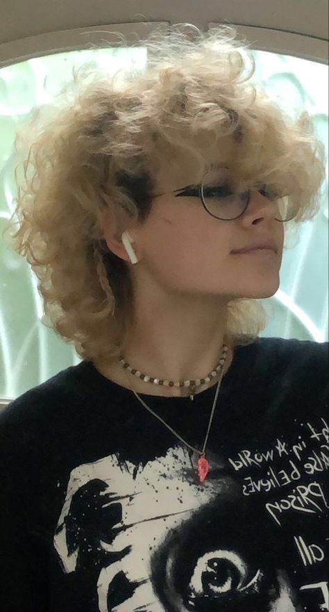 Grunge Mullet Short, Curly Short Alt Hair, Mullet Hairstyle Ideas, Grunge Hairdye Ideas, Alt Hair Styles For Curly Hair, Fluffy Mullet Shaved Sides, Fluffy Curly Mullet, Grunge Mullet Curly, Curly Alt Mullet