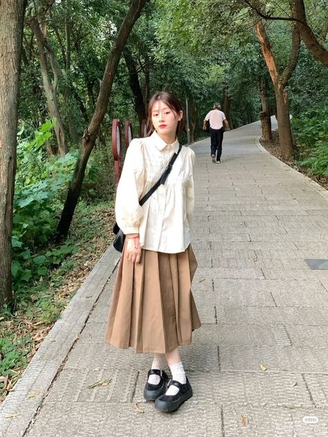 Japanese Modest Style, Japanese Outfits Ideas, How To Dress Modestly In Summer, Simple Japanese Fashion, Japanese Casual Outfits Female, Modest Japanese Outfits, Castle Aesthetic Outfit, Japanese Modest Fashion, Japanese Oversized Fashion