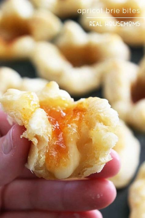 These APRICOT BRIE BITES are a great appetizer for your New Year's Eve party this year! They are easy to make and taste so delicious! Apricot Brie, New Appetizers, Bites Ideas, Brie Puff Pastry, New Years Appetizers, Brie Bites, New Year's Eve Party, Puff Pastry Recipes, Great Appetizers