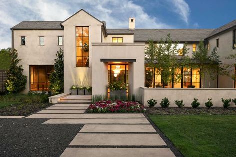 This transitional style home was designed by architectural studio Stocker Hoesterey Montenegro, located in Dallas, Texas. Transitional Exterior, Transitional House, Mediterranean Homes, Texas Homes, Home Modern, Transitional Decor, Style At Home, Décor Diy, Dream House Plans