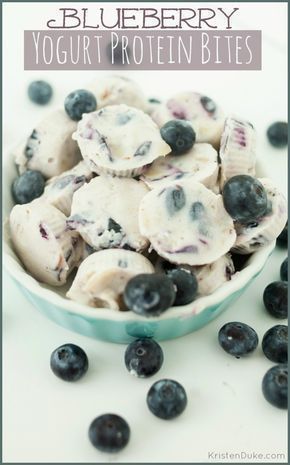 Blueberry Yogurt Protein Bites via Kristen Duke Photography. Yum!!! #blueberry #protein #recipe Yogurt Covered Blueberries, Healthy Snack Mix, Protein Bites Recipe, Dessert Yogurt, Yogurt Protein, Blueberry Yogurt, Yogurt Bites, Desserts Healthy, Quick Healthy Snacks