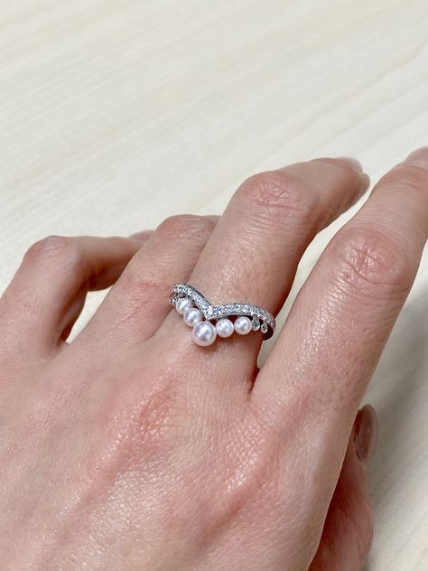 Chaumet Josephine Ring, Chaumet Wedding Ring, Pearl And Emerald Ring, Chaumet Josephine, Chaumet Ring, Sky Jewelry, Jewelry Photography Styling, Watch Jewelry, Edwardian Jewelry