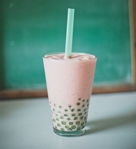 Keep rising temperatures at bay with these chilled tea recipes. Boba Tea Recipe, Bubble Tea Recipe, Bubble Tea Boba, Bubble Milk Tea, Milk Shakes, Boba Tea, Milkshakes, Non Alcoholic Drinks, Tea Recipes