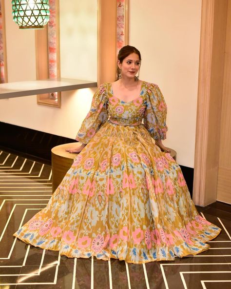 Multicoloured Lehenga, Elegant Lehenga, Function Dresses, Fashion Illustration Tutorial, Organza Lehenga, Floral Lehenga, Lehenga Fabric, Hand Painted Dress, Dress Label