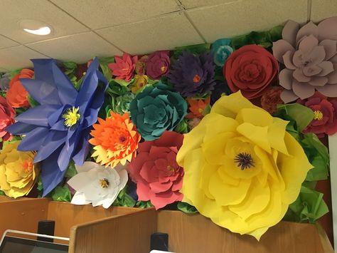 Paper flower library display Read Grow Inspire Book Week, Read Grow Inspire, Spring Library, Flower Library, School Library Decor, Reading Display, Fair Theme, October Holidays, Library Display