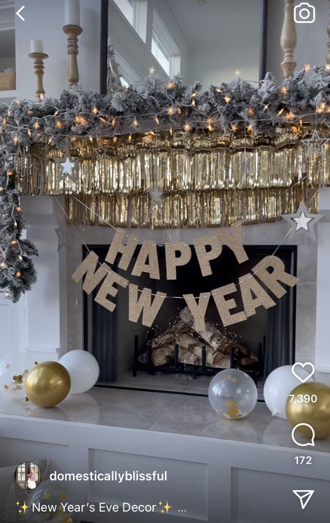 New Year’s Eve Party At Home Decorations, New Year Ideas Decoration, Diy New Years Eve Decorations, Nye Decor, Nye Ideas, New Year's Eve Party Themes, 2024 Manifesting, Decades Party, Nye Decorations