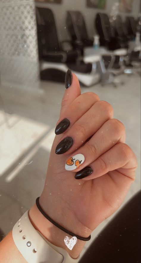 Pumpkin Accent Nail, Black Pumpkin Nails, Fall Nails Design Ideas, Pumpkin Nail, Pumpkin Nail Art, Sweet Nails, Hand Painted Pumpkin, Painted Pumpkin, Pumpkin Nails