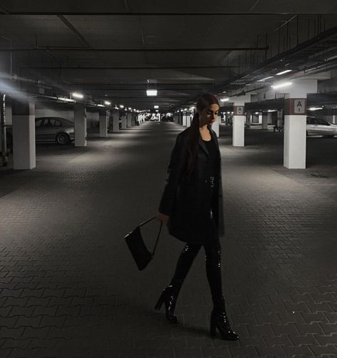 Pictures In Parking Garage, Parking Garage Photoshoot Black Woman, Car Parking Photoshoot, Basement Photoshoot Ideas, Parking Garage Photoshoot With Car, Fake Paparazzi Photos Aesthetic, Parking Garage Shoot, Car Garage Photoshoot Ideas, Photoshoot Ideas Parking Garage