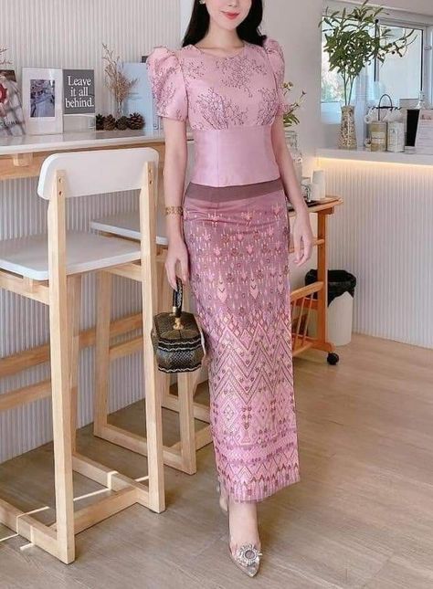 model baju batik kerja wanita elegan Batik Flora, Batik Blazer, Model Dress Batik, Modern Filipiniana Dress, Batik Dress Modern, Working Dresses, Thai Silk Dresses, Batik Clothing, Elegant Fashion Outfits