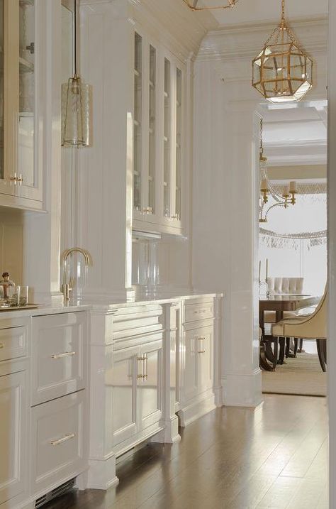 Cabinets With Brass Hardware, Glamour Interiors, Kitchen Butlers Pantry, Transitional Dining Room, Beautiful Houses Interior, Butler Pantry, Butler's Pantry, Pantry Design, Interior Deco