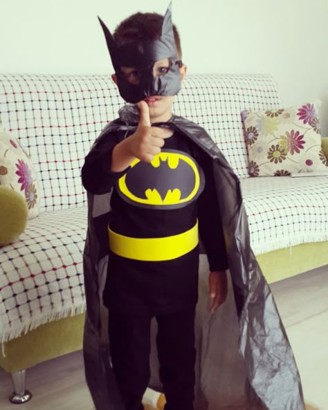 Atık malzemelerden  kostüm Recycled Clothes Diy, Trash Bag Dress, Fancy Dress Costumes Kids, Recycled Costumes, Educational Activities For Preschoolers, Black Batman, Recycled Dress, Upcycle Clothes Diy, Superhero Birthday Party