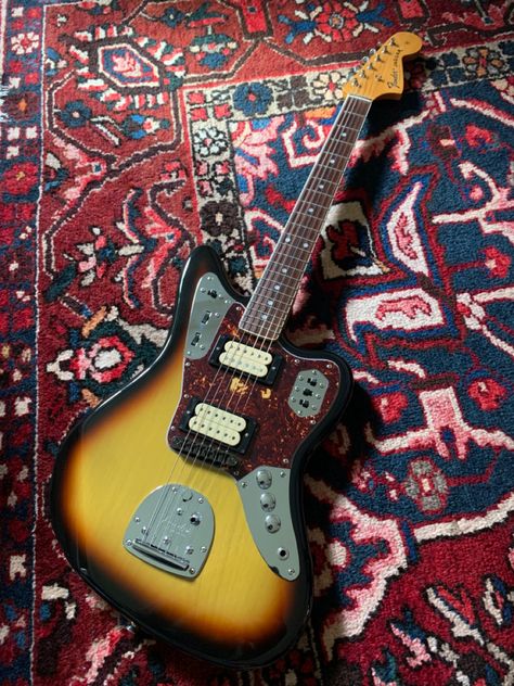 Signature Kurt Cobain Fender Jaguar guitar with a 7.25 radius neck Jaguar Guitar Aesthetic, Kurt Cobain Mustang, Kurt Cobain Jaguar, Fender Mustang Guitar, Jaguar Guitar, Mustang Guitar, Electric Guitar And Amp, Guitar Obsession, Guitar Painting