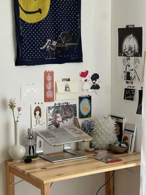 💬 (@aruariandepart) on X Artsy Desk, Cozy Dorm Room, Tatami Room, Uni Room, Room Desk, Redecorate Bedroom, Apartment Decor Inspiration, Awesome Bedrooms, Room Inspiration Bedroom