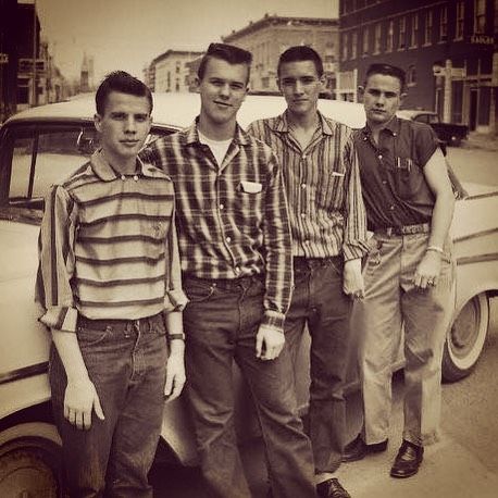 Vintage teenagers 50s 50s Outfits Men, 50s Male Fashion, 1950s Fashion Teenagers, 50s Mens Fashion, Rockabilly Boys, Greaser Aesthetic, 20s Men, 1960s Summer, 1950s Men