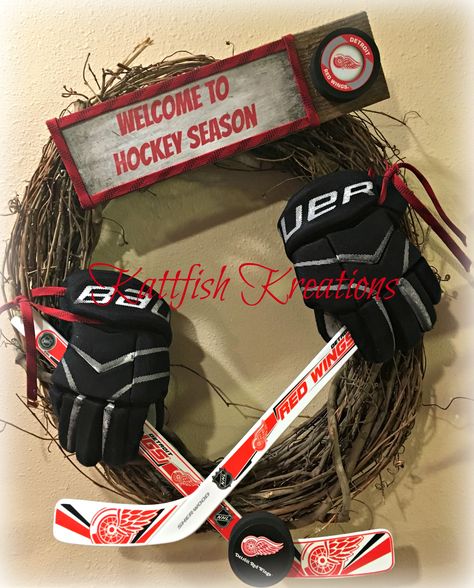 Custom Order Detroit Red Wings Hockey Wreath. SOLD Hockey Wreath, Hockey Diy, Hockey Crafts, Hockey Christmas, Hockey Decor, Hockey Room, Hockey Party, Hockey Tournaments, Hockey Quotes