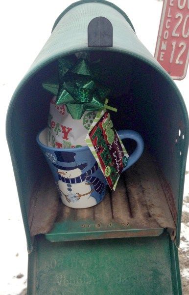 Gifts For Mail Carrier, Christmas Mailbox Decorations, Angel Time, Mailbox Decorations, Mailman Gifts, Christmas Kindness, Mail Carrier Gift, Christmas Mailbox, Mailbox Decor