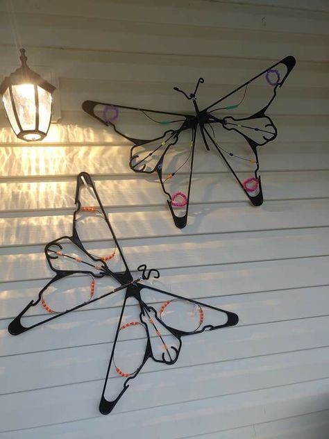 Dragonfly Yard Art, Wire Hanger Crafts, Yard Art Crafts, Hanger Crafts, Garden Art Ideas, Hanger Decor, Outdoor Crafts, Garden Art Sculptures Diy, Plastic Hangers