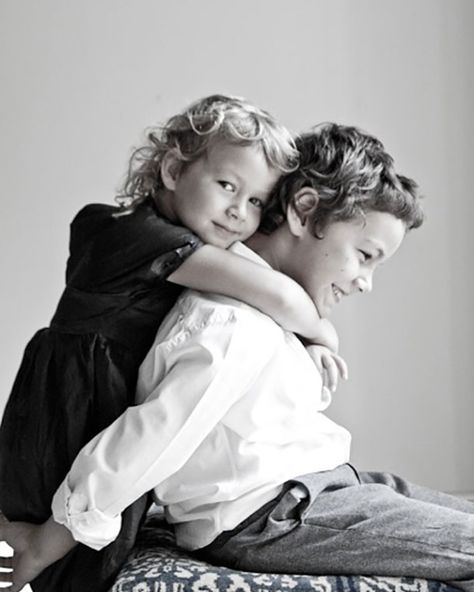 Sibling Photo Shoots, Sibling Poses, Clothes Art, Scout Guide, Family Portrait Poses, Sibling Photography, Sibling Photos, Kids Studio, Family Picture Poses