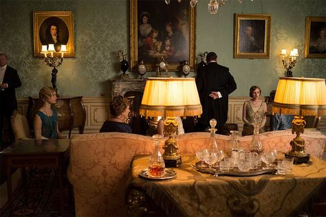 Downton Abbey Decor, The Real Downton Abbey, Downton Abbey Season 6, Dinner Gathering, Rococo Revival, Feng Shui Living Room, Alnwick Castle, Castle Decor, Highclere Castle