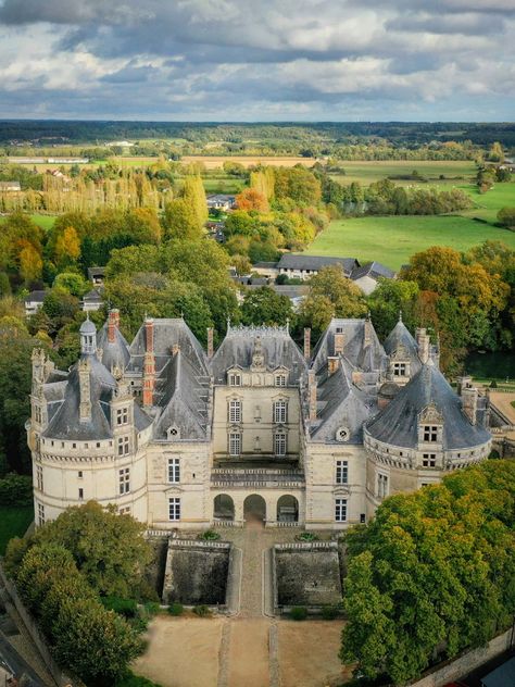 A mi-chemin entre Tours et Le Mans, aux portes de l'Anjou, le Château et les Jardins du Lude s'inscrivent dans le parcours des grands Châteaux de la Loire. Loire Valley Castles, Chateau House, Hohenzollern Castle, Bodiam Castle, Castle Pictures, French Castles, French Architecture, Chateau France, In The Town