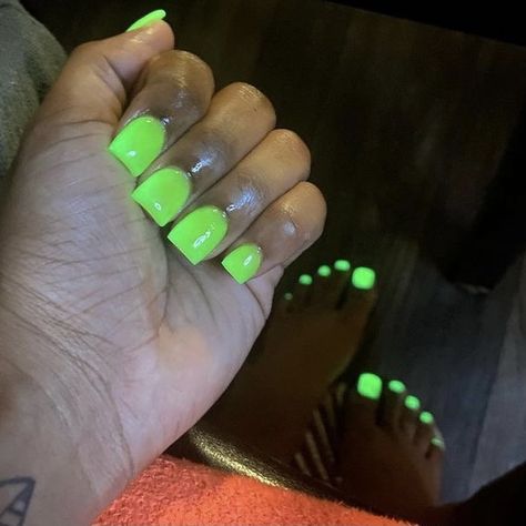 Short Like Green Nails, Loud Color Nails, Neon Green Short Nails, Green Toes Nails, Green Acrylic Toes, Short Neon Green Nails, Neon Green Toes, Short Nails Neon, Short Green Acrylic Nails